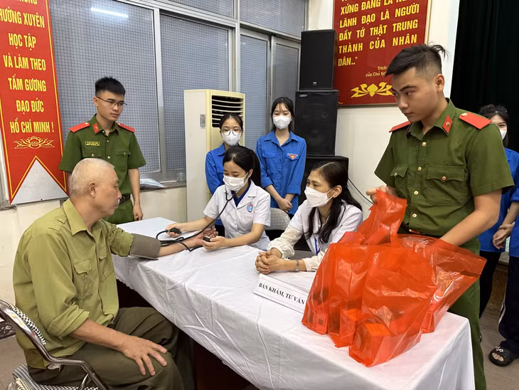 Cụm đoàn kết nghĩa phường Cẩm Trung (TP Cẩm Phả) khám bệnh, tư vấn và phát thuốc miễn phí cho thương binh, bệnh binh, người có công với cách mạng, tháng 7/2023.