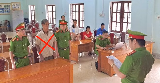 Cơ quan Công an thi hành lệnh bắt tạm giam đối với La Văn Minh. (Ảnh: Công an tỉnh Hà Giang).