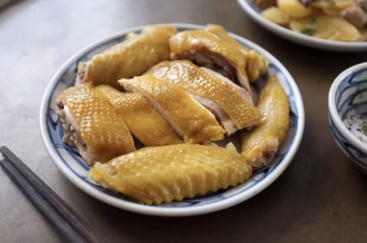 Bạn có thể sử dụng màng bọc hoặc hộp đựng thực phẩm để bảo quản gà đều được.