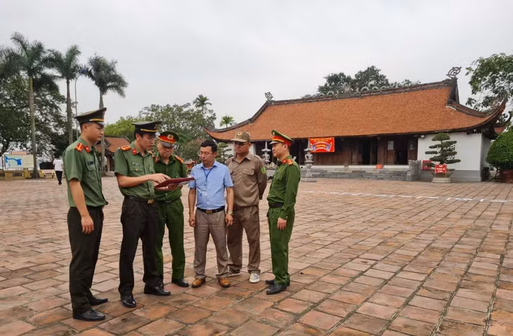 Công an TX Quảng Yên phối hợp triển khai phương án đảm bảo ANTT, PCCC tại khuôn viên đền Trần Hưng Đạo vào tối khai mạc Lễ hội Bạch Đằng 2023. Ảnh: Trung tâm TT-VH Quảng Yên.