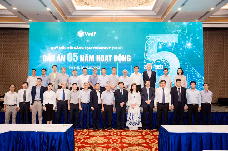 Đại diện Quỹ đổi mới sáng tạo Vingroup (VinIF) chụp ảnh lưu niệm cùng các vị đại biểu.