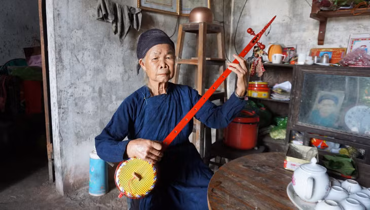 Năm nay đã 77 tuổi, bà Nông Thị Hang vẫn rất đam mê với các làn điệu then cổ.