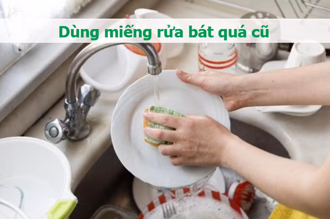 Vi khuẩn sẽ bám vào bát đĩa khi bạn dùng miếng rửa bát bẩn để làm sạch chúng (Đồ họa: Minh Nhật).