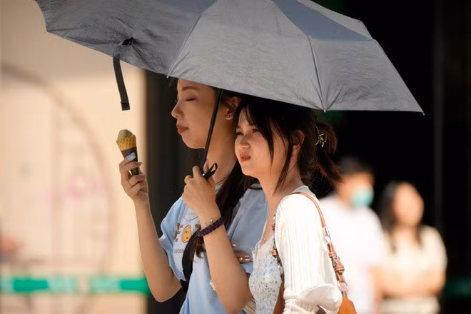 Mặc đồ sáng màu thay vì màu tối giúp cơ thể bớt nóng nực hơn. Ảnh: Mark Schiefelbein/AP.
