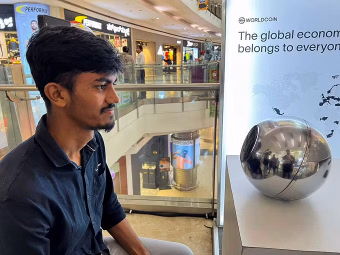 Một người quét mống mắt trước quả cầu Orb ở trung tâm thương mại Mantri Square, Bengaluru (Ấn Độ). Ảnh: Reuters
