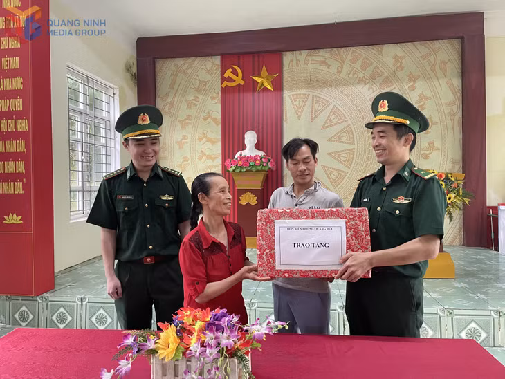 Cán bộ Đồn Biên phòng Quảng Đức trao tặng sách về pháp luật cho người dân bản Vắn Tốc (xã Quảng Đức, huyện Hải Hà). Ảnh: Lan Anh