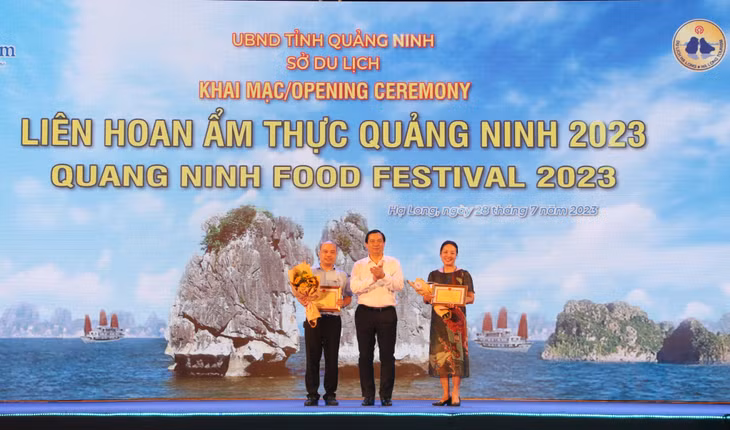 Đồng chí Nguyễn Trùng Khánh, Cục trưởng Cục Du lịch Quốc gia Việt Nam trao giải đặc biệt của Liên hoan cho đơn vị xuất sắc là Đại học Hạ Long (Hiệp hội Du lịch tỉnh Quảng Ninh).