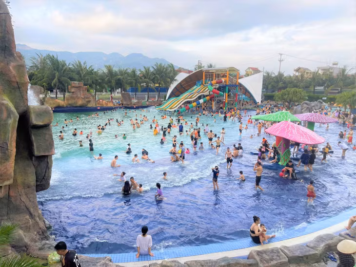 Công viên nước Hà Lan (phường Mạo Khê, TX Đông Triều) thu hút đông khách du lịch dịp hè này.