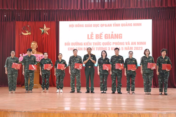 Các học viên được trao giấy chứng nhận hoàn thành chương trình bồi dưỡng kiến thức QPAN đối tượng 3.