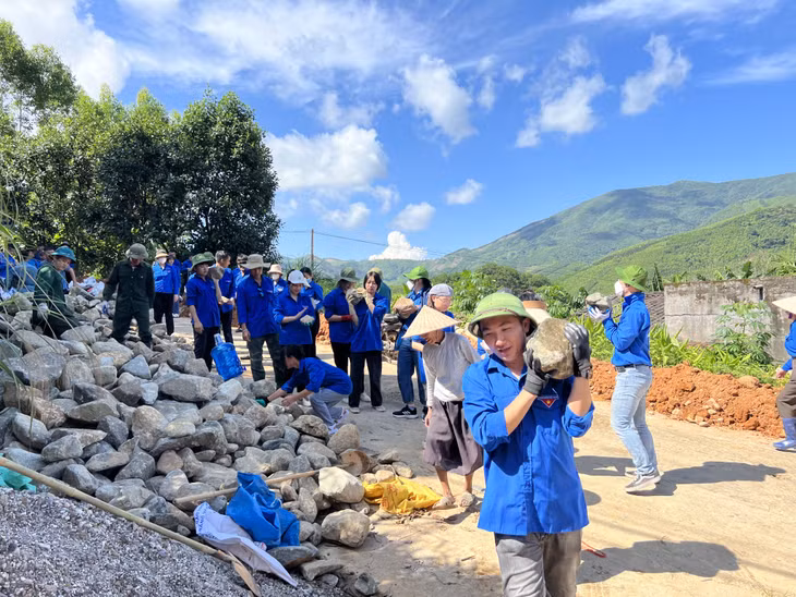 Ra quân xây dựng tuyến đường đá đến nhà cổ người Sán Chỉ tại thôn Khe Lục, xã Đại Dực.