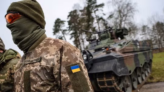 Binh sĩ Ukraine trước xe chiến đấu bộ binh Marder tại một trung tâm huấn luyện quân sự ở Munster, Đức hồi tháng 2. Ảnh: AFP