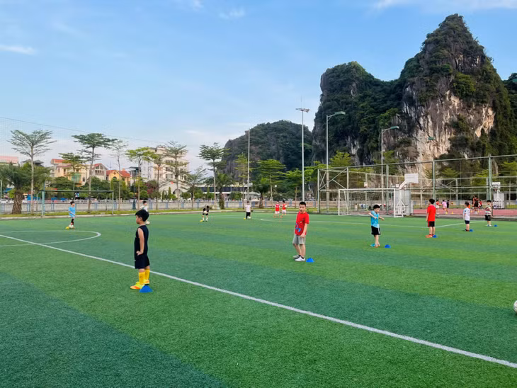 Giờ học bóng đá tại Cung Văn hóa thanh thiếu nhi Quảng Ninh.