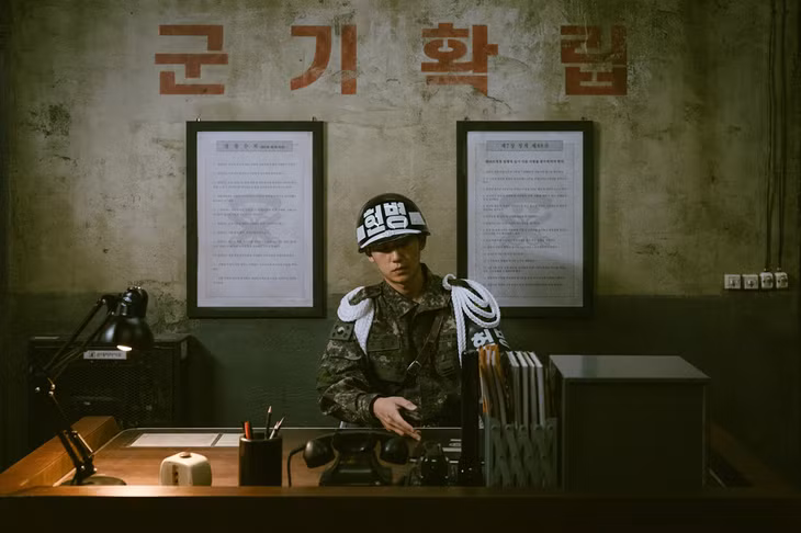 “D.P” phơi bày chân thực mặt tối của đời sống quân đội Hàn Quốc. Ảnh: Netflix