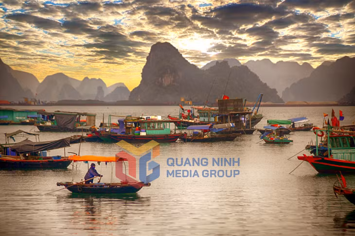 Cuộc sống bình yên trên Vịnh Hạ Long (1-2018). Ảnh: Hùng Sơn
