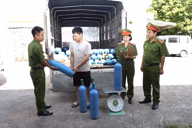 Tổ công tác lập biên bản đối với lái xe Nguyễn Văn Công và tạm giữ các tang vật, phương tiện liên quan.