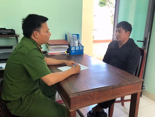 Đặng Văn Em tại cơ quan điều tra - Ảnh: N.GIANG