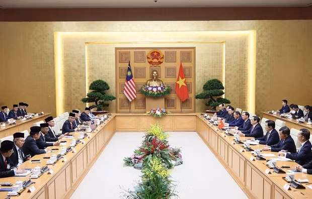 Thủ tướng Phạm Minh Chính và Thủ tướng Malaysia Anwar Ibrahim hội đàm. (Ảnh: Dương Giang/TTXVN)