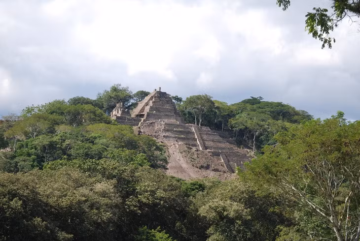 Kim tự tháp Tonina, Mexico: Đây là kim tự tháp khổng lồ được ước tính khoảng 2.000 năm tuổi của nền văn minh Maya ở Chiapas, Mexico. Công trình này được biết đến với cấu trúc cao và dốc, đạt chiều cao khoảng 74 m. Một trong những đặc điểm đáng chú ý của kim tự tháp Tonina là các dòng chữ tượng hình được tìm thấy trên các bức tường. Những chữ khắc này cung cấp thông tin có giá trị về lịch sử, chính trị và tín ngưỡng thần thoại của nền văn minh Maya cổ đại. Các chữ tượng hình kể lại dòng dõi của những người cai trị, những thành tựu của họ và những tương tác của họ với các thành bang khác của người Maya. Ảnh: Wikipedia.