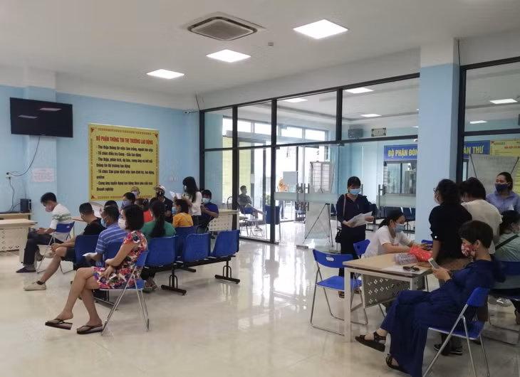 Người lao động đến tìm hiểu cơ hội việc làm tại Trung tâm Dịch vụ việc làm Quảng Ninh.