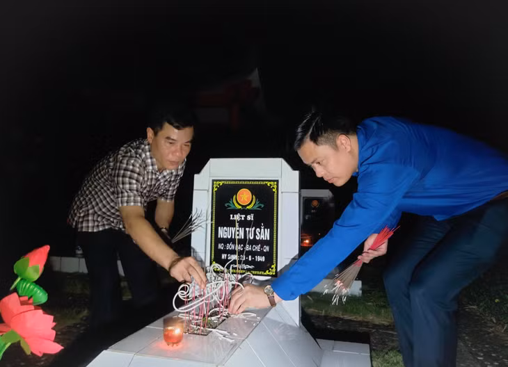 Đồng chí Đỗ Mạnh Hùng (bên trái), Phó Bí thư Huyện ủy, Chủ tịch UBND huyện Ba Chẽ, thắp nến tri ân các anh hùng liệt sĩ.