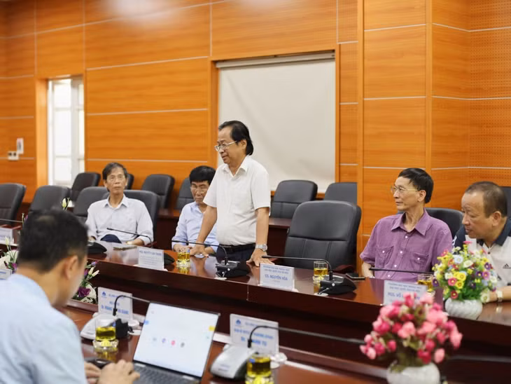 Các chuyên gia, học giả có uy tín và kinh nghiệm trong công tác đào tạo ngôn ngữ Anh tại Việt Nam thảo luận, đóng góp ý kiến tại buổi tọa đàm.