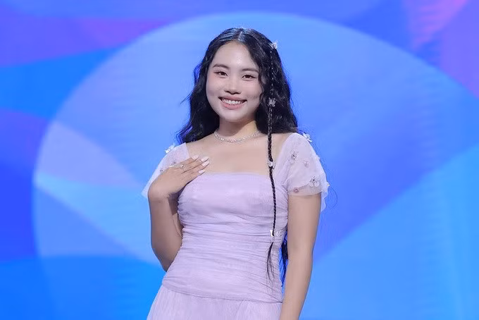 Phương Mỹ Chi đã 20 tuổi, đã trưởng thành rất nhiều so với hình ảnh ca sĩ nhí hát dân ca (Ảnh: Ban Tổ chức).