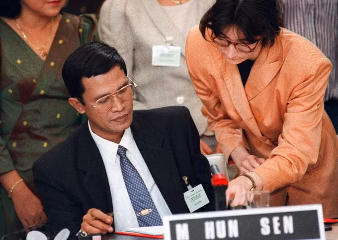 Ông Hun Sen ký Hiệp định Hòa bình Paris vào ngày 23/10/1991, chấm dứt xung đột ở Campuchia. Ảnh: AFP