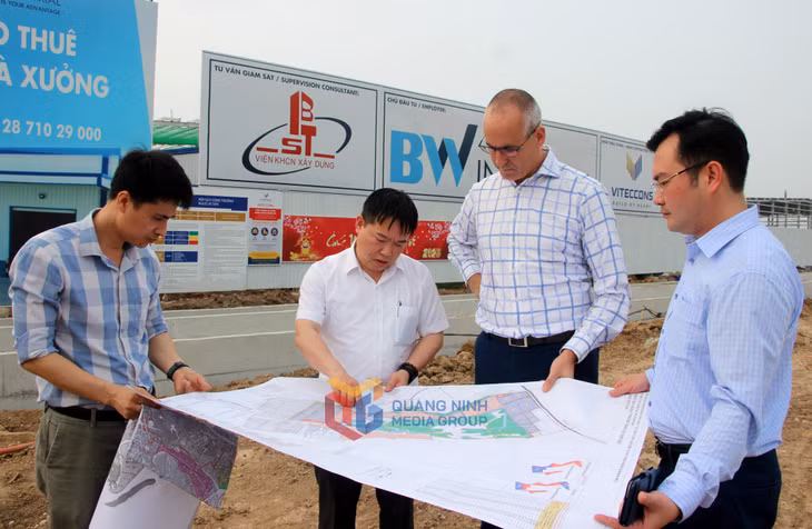 Lãnh đạo Ban Quản lý KKT tỉnh trực tiếp tháo gỡ khó khăn cho nhà đầu tư tại KCN Bắc Tiền Phong (TX Quảng Yên). Ảnh: Mạnh Trường