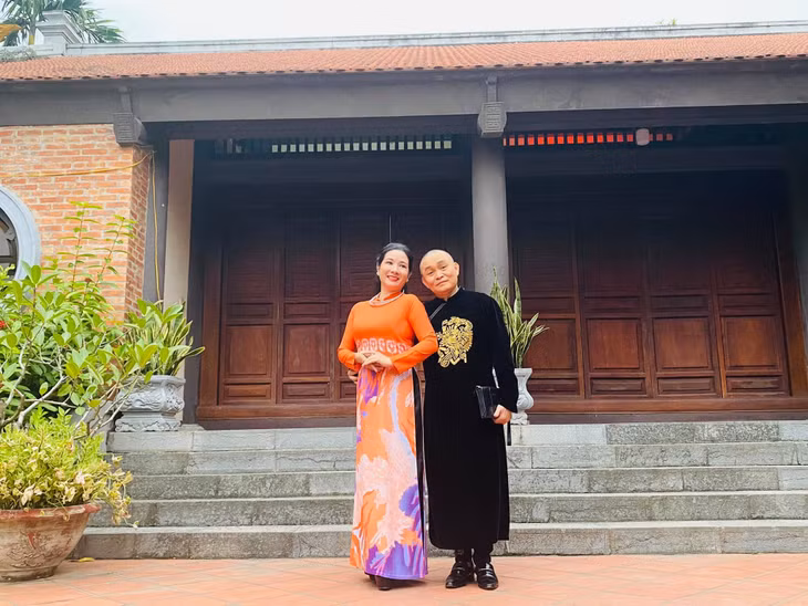 Thanh Thanh Hiền tâm sự chị không phiền khi tên tuổi bị gắn với Xuân Hinh nhưng mỗi lần chụp ảnh thân mật cùng nam nghệ sĩ là lại bị "dị nghị". Đây là nỗi khổ duy nhất của chị kể từ khi gắn bó với đàn anh.