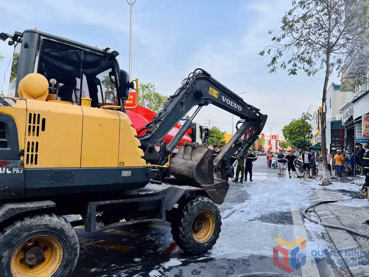 Huy động máy xúc đến hỗ trợ người dân dọn dẹp hiện trường