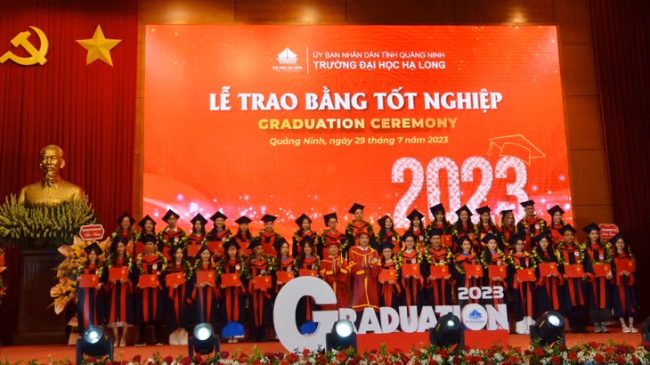 Lãnh đạo Trường ĐH Hạ Long trao bằng tốt nghiệp cho sinh viên hệ đại học, cao đẳng, trung cấp.