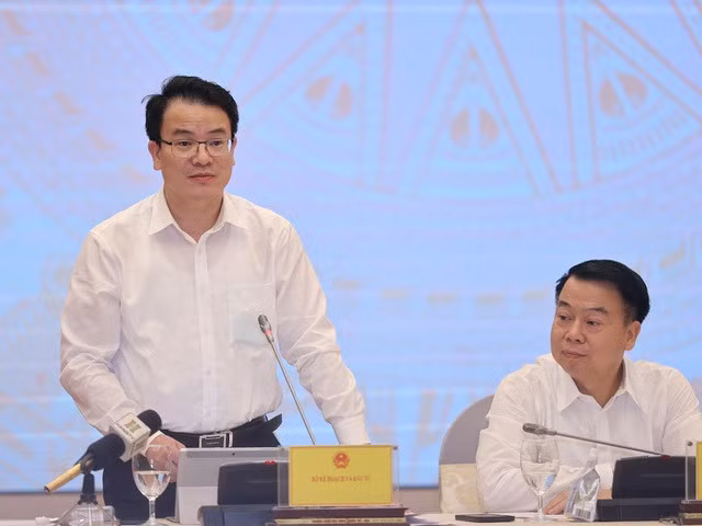 Thứ trưởng Bộ Kế hoạch và Đầu tư Trần Quốc Phương trao đổi về những giải pháp trọng tâm, trọng điểm trong 6 tháng cuối năm - Ảnh: VGP/Nhật Bắc