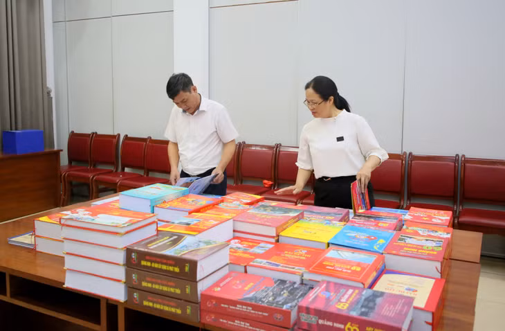 Hàng trăm bài dự thi công phu của cán bộ, công nhân ngành Than được gửi về Đảng ủy Than Quảng Ninh.