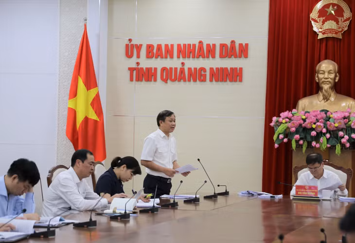 Đại diện lãnh đạo Cục Thuế tỉnh báo cáo tại cuộc họp.