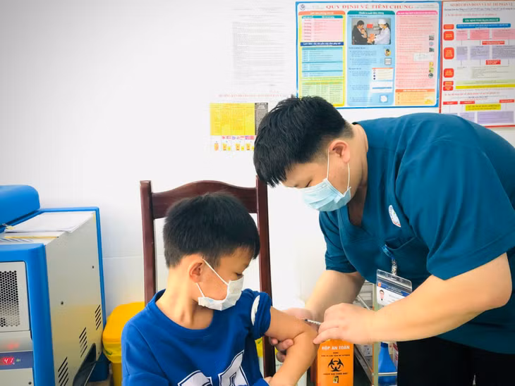 Tiêm phòng dịch vụ cho trẻ tại Trung tâm Y tế huyện Bình Liêu.