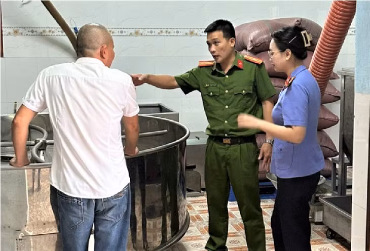 Cơ quan chức năng tiến hành kiểm tra cơ sở tại Đồng Nai (Ảnh CA cung cấp).