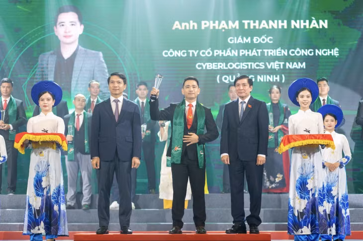Anh Phạm Thanh Nhàn, Giám đốc Công ty Cổ phần phát triển công nghệ Cyberlogistics Việt Nam nhận cúp Top 100 doanh nhân trẻ khởi nghiệp xuất sắc năm 2023. (Ảnh do Hội Doanh nhân trẻ tỉnh cung cấp)