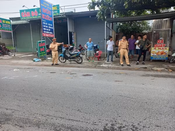Lực lượng Công an tiến hành khám nghiệm hiện trường, điều tra nguyên nhân vụ tai nạn.