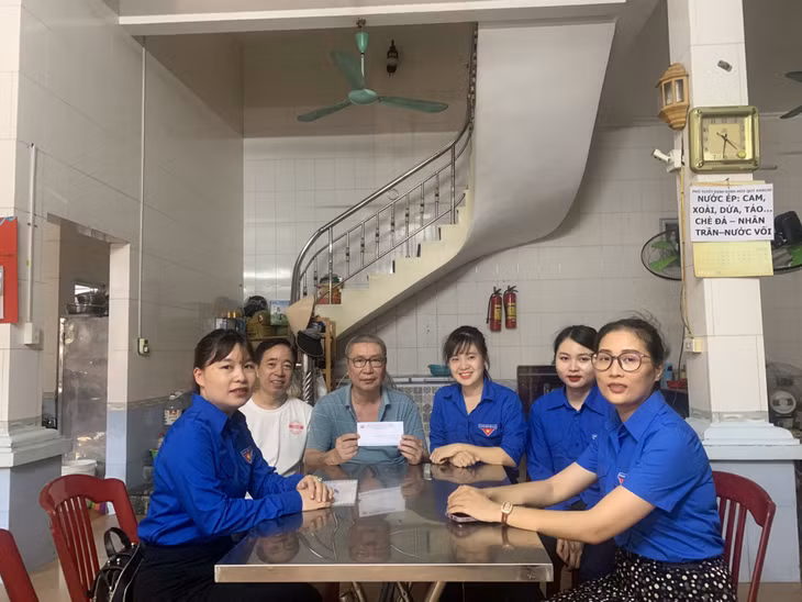 ĐVTN thành phố Cẩm Phả thăm, tặng quà cho NCC với cách mạng, tháng 7/2023.