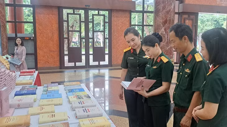 Cán bộ, chiến sĩ cơ quan Bộ Quốc phòng tại gian trưng bày sách nhân Lễ ra mắt sách của Tổng Bí thư.