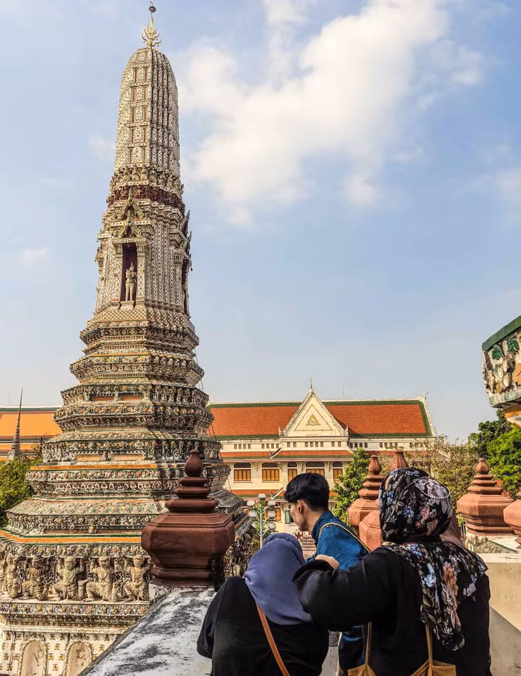 Nếu du khách muốn đi vào buổi sáng thì hãy đi sớm bởi vào khoảng gần trưa chùa khá đông đúc khách tham quan. Ảnh: Vương Lộc