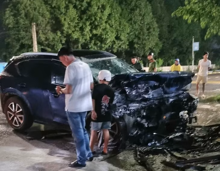 Xe ôtô nát đầu sau cú tông vào tường nhà dân. Ảnh: Người dân cung cấp