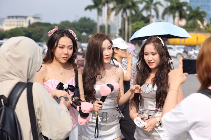 Nhiều bạn trẻ sẵn sàng chi nhiều tiền để mua vé BlackPink.
