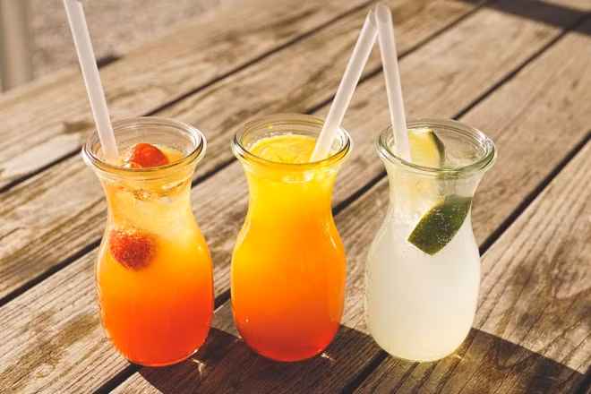 Các loại nước ép trái cây mát lạnh giúp giải nhiệt trong mùa hè. Ảnh: Susanne Jutzeler, suju-foto/Pexels.