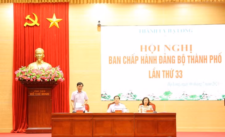 Đồng chí Nguyễn Tiến Dũng, Chủ tịch UBND TP Hạ Long, phát biểu tại hội nghị.