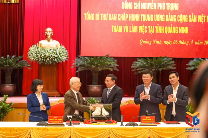 Lãnh đạo tỉnh Quảng Ninh tặng quà kỷ niệm cho Tổng Bí thư Nguyễn Phú Trọng.