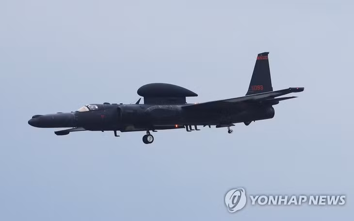 Máy bay trinh sát U-2S củaMỹ hạ cánh taijcawn cứ không quân Osan của Hàn Quốc ngày 30/5. Ảnh: Yonhap