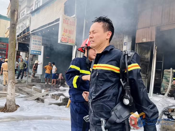 và bình oxy để tiếp cận phía trong.