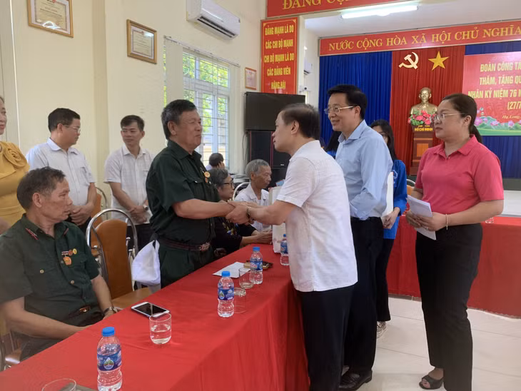 Đồng chí Phạm Tất Thắng, Ủy viên Ban Chấp hành Trung ương Đảng, Phó Trưởng Ban Thường trực Ban Dân vận Trung ương cùng lãnh đạo tỉnh và các đồng chí trong đoàn thăm hỏi, tặng quà các hộ gia đình chính sách.