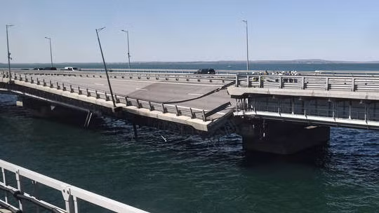 Một nhịp cầu Crimea bị hư hại sau vụ tấn công bằng máy bay không người lái của Ukraine. Ảnh: Sputnik